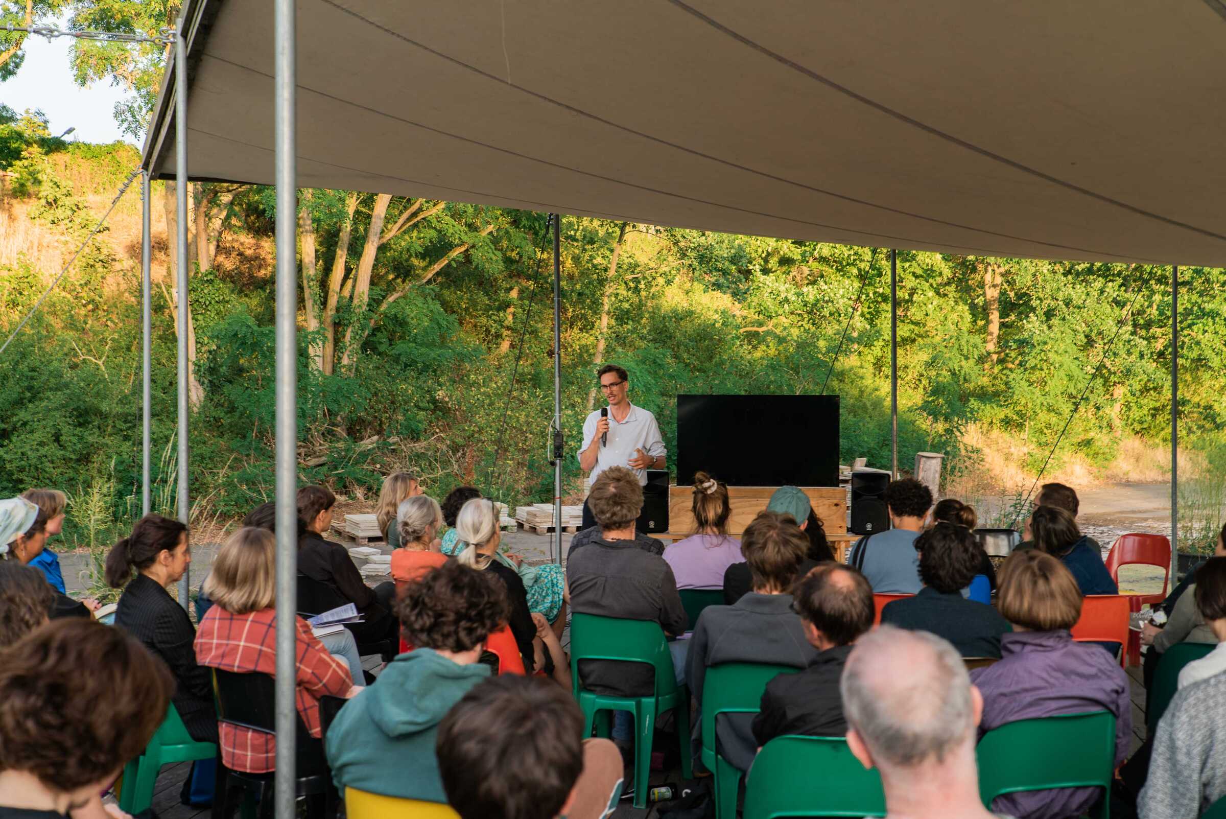 In Berlin, at the magical cultural third place Floating University, in July 2025, the programme created with the Institut Français, “We are the river”: two days of performances, debates, discussions and sensory experiences around the rights of rivers.