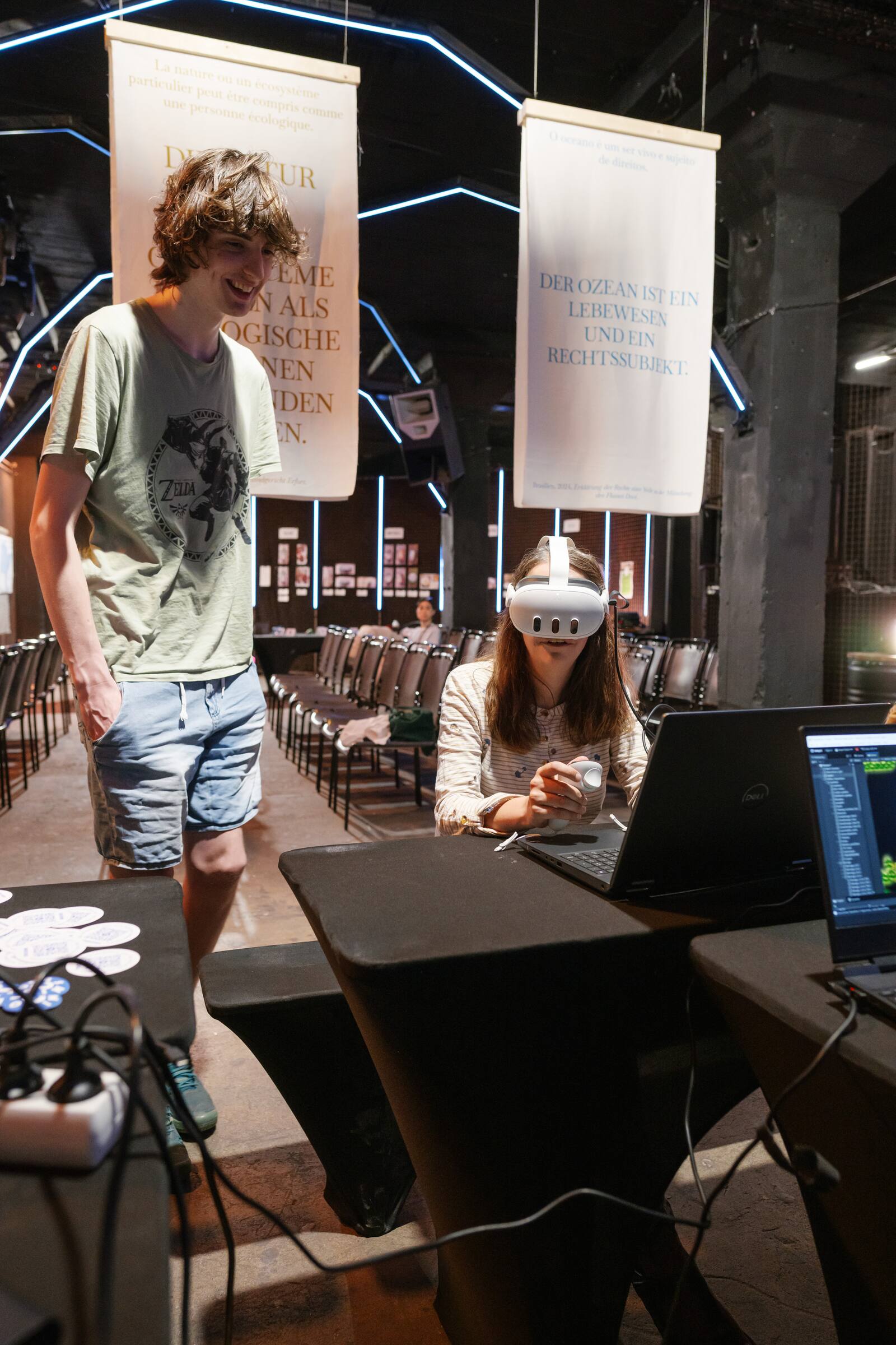 Above an immersive “game”, the “banners for a change of world”, textile works recounting major decisions around the world that have recognised the rights of nature.